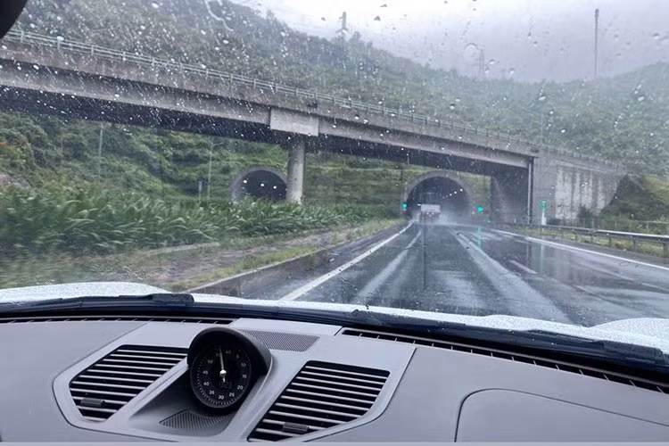 Cuối cùng là thay đổi không kém phần quan trọng chính là dàn chân của Porsche 911 Carrera S thế hệ thứ 8 được trang bị bộ la-zăng đa chấu kép có kích thước cho bánh trước là 20 inch và bánh sau 21 inch. "Bộ vó" này được đánh giá thiết kế đẹp mắt.