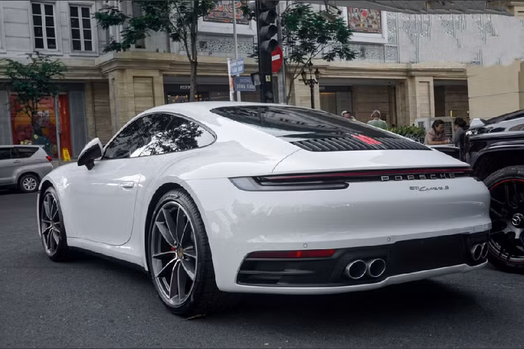 Động cơ của Porsche 911 Carrera S 2020 sẽ đi kèm hộp số sàn 7 cấp là trang bị tiêu chuẩn. Khách hàng cũng có thể yêu cầu tùy chọn hộp số tự động ly hợp kép 8 cấp và hệ dẫn động 4 bánh. Điểm thú vị trên Porsche 911 thế hệ thứ 8 chính là việc được tích hợp thêm một chế độ lái mới mang tên Wet Mode.
