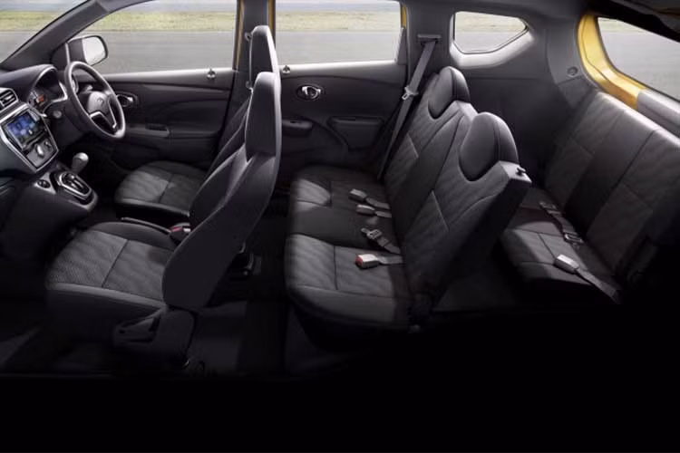 Về vận hành, Datsun Cross phiên bản mới sẽ được trang bị động cơ xăng dung tích 1.2 lít cho công suất 78 mã lực, kết hợp với hộp số sàn hoặc hộp số tự động 5 cấp X-Tronic tùy chọn. Xe sử dụng hệ thống chống bó cứng phanh, kiểm soát lực kéo, đèn pha tự động...