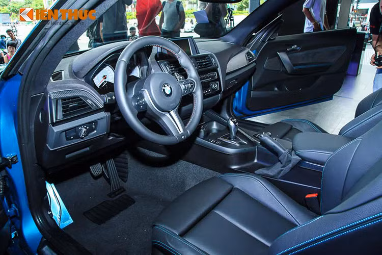 Bước vào bên trong, nội thất của M2 khá quen thuộc nhưng bạn sẽ thấy nó nhỏ hơn so với M4. Các dải LED màu cam và các bấm nút màu đen. Một màn hình trung tâm lớn kiểm soát hệ thống thông tin giải trí, ghế bọc da màu đen cao cấp.