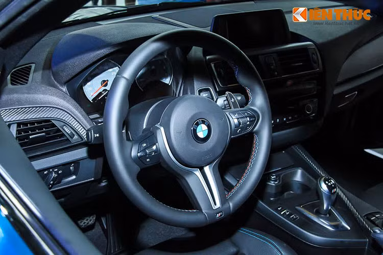 Bên trong, M2 thay đổi so với 235i nhờ tay lái bọc da của M-sport, ghế da thể thao màu đen ôm sát người lái. Các pedal được làm bằng nhôm. Tay lái đem lại cảm giác đầm, mặc dù có trợ lực điện tử. Các thanh giằng được bổ sung giúp tăng độ cứng thân xe.
