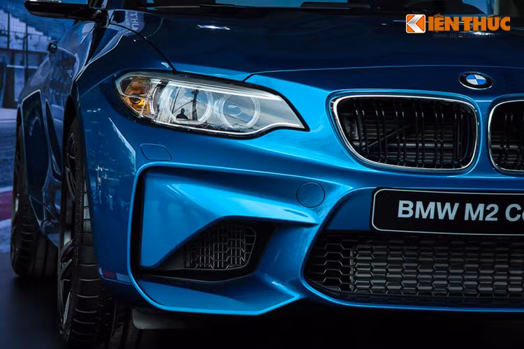 Hai hốc gió bên hông được thu hẹp nhỏ lại. Trong khi hốc gió giữa của xe lại được thiết kế theo xu hướng bo tròn, thể thao hơn so với những nét thẳng, dứt khoát trên hai người anh gần nhất là M3 và M4.