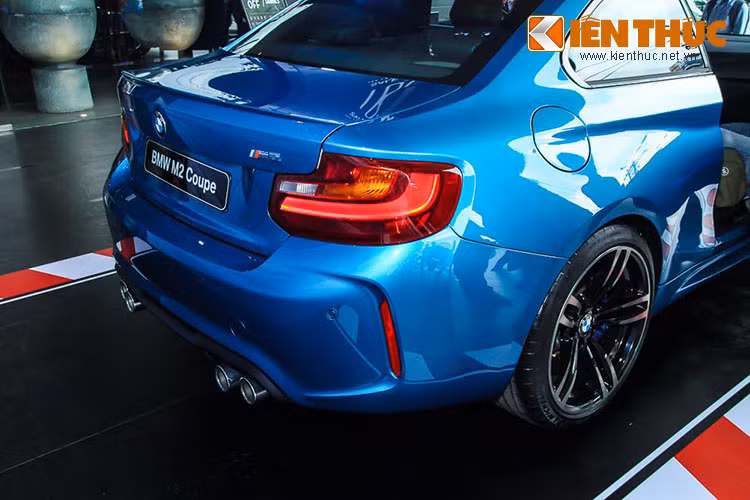 Đuôi xe được thiết kế nhẹ nhàng với cụm đèn hậu sử dụng công nghệ LED, một mang cá nhỏ trên nắp cốp sau mang nhiều ý nghĩa trong thiết kế khí động học, cản va sau có thiết kế thể thao trẻ trung hơn.