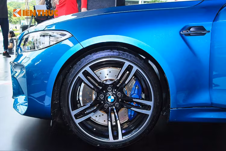  MW trang bị cho M2 Coupe bộ la-zăng 19 inch 5 chấu kép thể thao với chất liệu nhôm đúc, điểm nhấn cùm phanh cao cấp được sơn màu xanh dương nổi bật, M2 Coupe sử dụng lốp Michelin Pilot Super Sport.