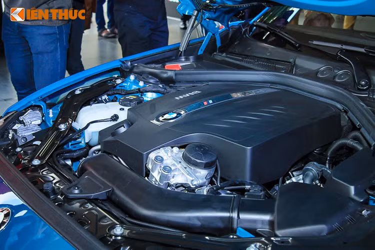 Sức mạnh của BMW M2 Coupe đến từ khối động cơ 3.0L, 6 xy-lanh thẳng hàng, công nghệ BMW M TwinPower Turbo, sản sinh công suất tối đa 370 mã lực tại vòng tua 6.500 v/ph và mô-men xoắn 465 Nm tại vòng tua 1.400-5.560 v/ph. lương tiêu thụ theo công bố khoảng 8L/100km.