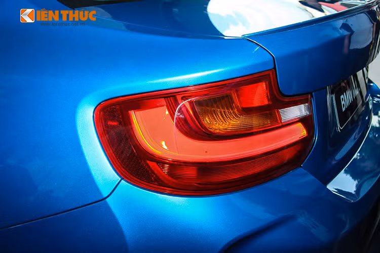 Khung gầm với vật liệu chính là nhôm mang đến trọng lượng nhẹ chỉ vào khoảng 1.565 kg, ngoài ra chiếc coupe thể thao cũng được trang bị cụm ống xả kép mạnh mẽ đặt cân đối hai bên hông.