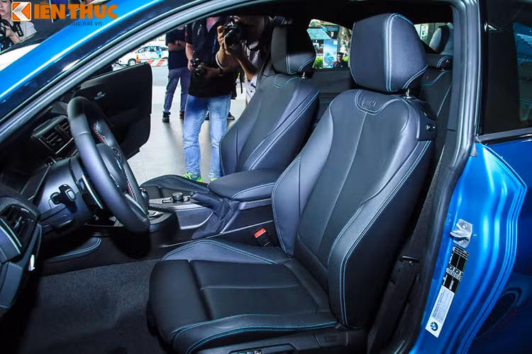 Bảng điều khiển trung tâm được tối giản nhằm tạo sự tập trung cho người lái. Ngoài ra, BMW M2 Coupe còn trang bị dàn âm thanh 12 loa Harman Kardon cùng nhiều trang bị giải trí hiện đại nhất hiện nay.