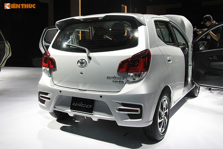 Thiết kế ngoại thất xe đơn giản với cụm đèn pha 2 tầng dạng bóng chiếu và không có đèn chiếu sáng ban ngày. Đèn sương mù nối liền cản trước, gương chiếu hậu tích hợp đèn báo rẽ chỉnh điện nhưng không gập điện. Đuôi xe với cụm đèn hậu LED, đèn phanh thứ 3 lắp trên cao, cản sau có thiết kế thể thao.