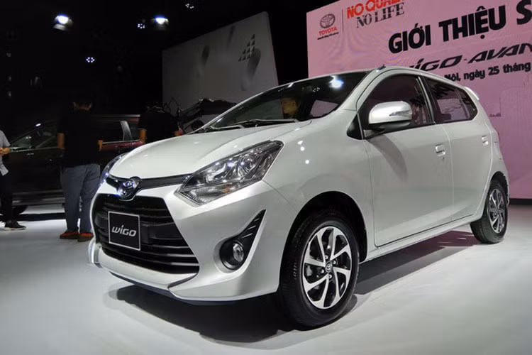 Xe sở hữu kích thước tổng thể 3.660 mm dài x 1.600 mm rộng x 1.520 mm cao, chiều dài cơ sở 2.455 mm, khoảng sáng gầm 160 mm, bán kính vòng quay 4,7 mét, dung tích bình xăng 33 lít. Trọng lượng không tải 870 kg với bản số sàn và nặng hơn 20 kg với bản số tự động. Vành hợp kim 14 inch với phanh đĩa trước, tang trống sau.