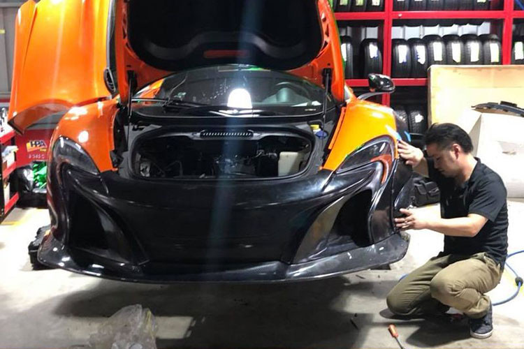 Bộ bodykit thân rộng được lắp cho chiếc siêu xe McLaren 650S Spider này sẽ bao gồm các vòm bánh xe nới rộng ra và cố định bằng đinh tán, cánh lướt gió phía trước, bên hông và đuôi xe bằng sợi carbon.