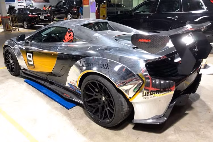 Cung cấp sức mạnh cho xe vẫn là khối động cơ V8, tăng áp kép, dung tích 3,8 lít, sản sinh công suất tối đa 641 mã lực. Động cơ kết hợp cùng hộp số tự động ly hợp kép 7 cấp và hệ dẫn động cầu sau, nhờ đó, siêu xe mui trần McLaren 650S Spider chỉ mất thời gian 3 giây là có thể tăng tốc từ vị trí xuất phát lên 100 km/h trước khi đạt vận tốc tối đa 328 km/h.