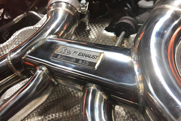 Ngoài ra, siêu xe mui trần này còn được trang bị ống xả độ của FI, bộ mâm Forgiato cỡ lớn đi kèm phuộc nâng hạ gầm của Air Rex. Khoảng sáng gầm của chiếc McLaren 650S Spider Liberty Walk này có thể lên đến 18cm.