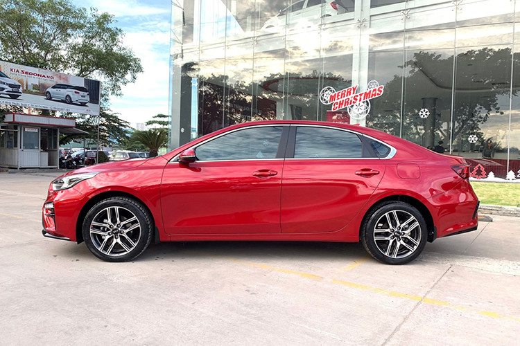 So với thế hệ hiện tại đang bán ra, Kia Cerato mới có kích thước lớn hơn, các chiều dài x rộng x cao lần lượt là 4.640 x 1.800 x 1.450 mm. Kích thước tổng thể của Cerato phiên bản mới này sẽ được mở rộng chiều dài 80 mm, chiều rộng 20 mm và chiều cao thêm 5 mm.