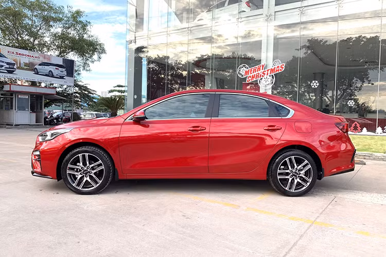 So với thế hệ hiện tại đang bán ra, Kia Cerato mới có kích thước lớn hơn, các chiều dài x rộng x cao lần lượt là 4.640 x 1.800 x 1.450 mm. Kích thước tổng thể của Cerato phiên bản mới này sẽ được mở rộng chiều dài 80 mm, chiều rộng 20 mm và chiều cao thêm 5 mm.