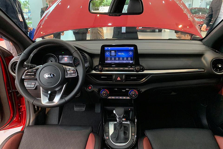 Khoang nội thất Cerato mới được thiết kế mở rộng theo phương ngang. Tựa tay trung tâm được tinh chỉnh có kích cỡ lớn hơn. Màn hình hiển thị trung tâm AVN (Audio, Visual and Navigation) kích thước 8 inch được đặt cao. Ngoài các tính năng giải trí và kết nối, màn hình này còn có tính năng dẫn đường với phần dữ liệu bản đồ Việt Nam được cập nhật.