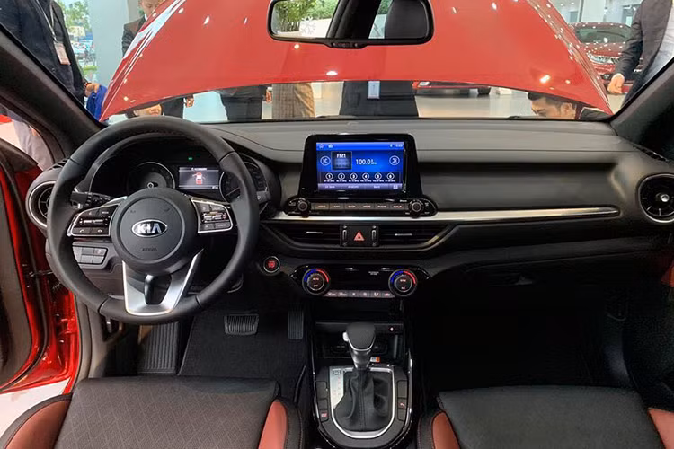 Khoang nội thất Cerato mới được thiết kế mở rộng theo phương ngang. Tựa tay trung tâm được tinh chỉnh có kích cỡ lớn hơn. Màn hình hiển thị trung tâm AVN (Audio, Visual and Navigation) kích thước 8 inch được đặt cao. Ngoài các tính năng giải trí và kết nối, màn hình này còn có tính năng dẫn đường với phần dữ liệu bản đồ Việt Nam được cập nhật.