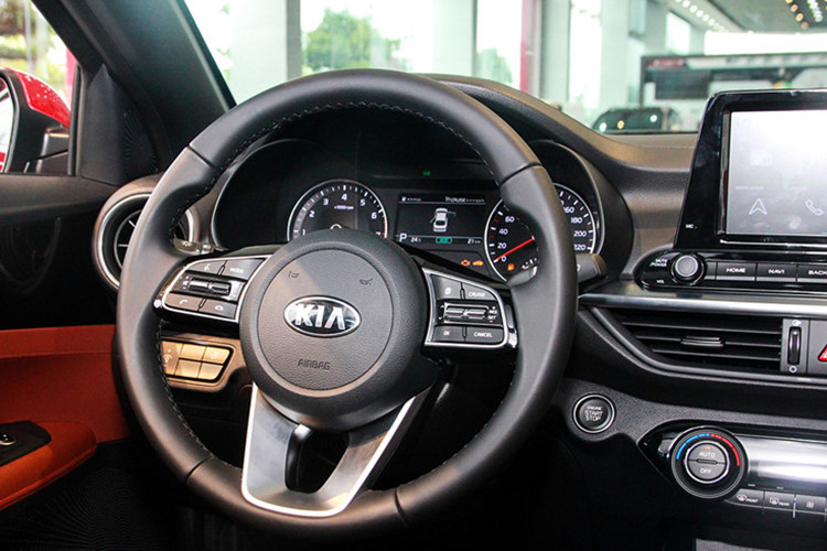Kia Cerato còn sở hữu các tính năng tiện nghi khác như sạc điện thoại không dây, nút khởi động Start/Stop, vô lăng thể thao 3 chấu kèm các nút bấm tiện ích, ghế lái điều chỉnh điện, gương chiếu hậu chống chói...