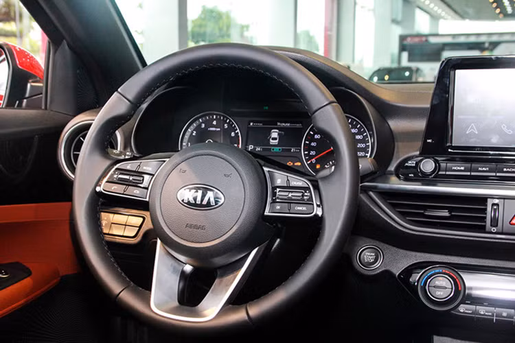 Kia Cerato còn sở hữu các tính năng tiện nghi khác như sạc điện thoại không dây, nút khởi động Start/Stop, vô lăng thể thao 3 chấu kèm các nút bấm tiện ích, ghế lái điều chỉnh điện, gương chiếu hậu chống chói...