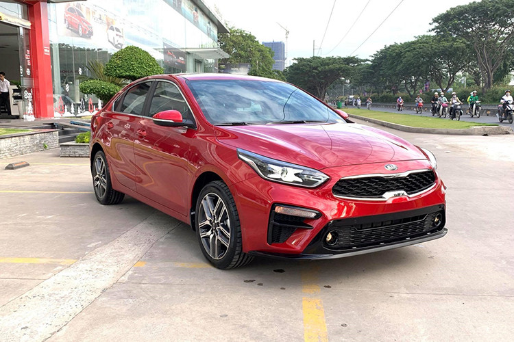 Thaco cũng đã công bố giá Kia Cerato 2019 với 4 phiên bản: bản MT có giá 559 triệu đồng, bản AT giá 589 triệu đồng, bản Deluxe có giá 635 triệu đồng và bản cao cấp nhất là Premium có giá 675 triệu đồng. Tại Việt Nam, Kia Cerato cạnh tranh với các đối thủ sedan hạng C như Toyota Corolla Altis, Honda Civic, Hyundai Elentra hay Mazda3.