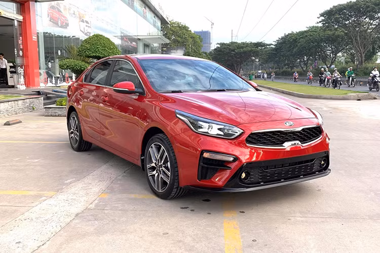 Thaco cũng đã công bố giá Kia Cerato 2019 với 4 phiên bản: bản MT có giá 559 triệu đồng, bản AT giá 589 triệu đồng, bản Deluxe có giá 635 triệu đồng và bản cao cấp nhất là Premium có giá 675 triệu đồng. Tại Việt Nam, Kia Cerato cạnh tranh với các đối thủ sedan hạng C như Toyota Corolla Altis, Honda Civic, Hyundai Elentra hay Mazda3.