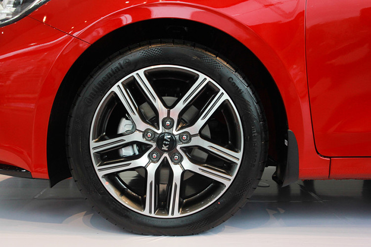 Mẫu xe mới nhà Kia này được trang bị bộ mâm đúc 17 inch hợp kim nhôm, mặt la-zăng năm chấu kép thẳng - thiết kế này được trang bị cho tất cả các phiên bản của Cerato 2019 mới mang phong cách thể thao hơn.