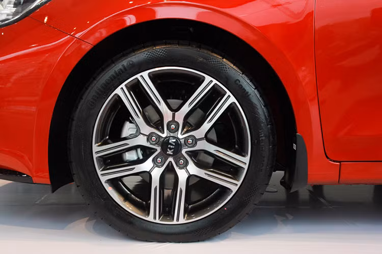 Mẫu xe mới nhà Kia này được trang bị bộ mâm đúc 17 inch hợp kim nhôm, mặt la-zăng năm chấu kép thẳng - thiết kế này được trang bị cho tất cả các phiên bản của Cerato 2019 mới mang phong cách thể thao hơn.
