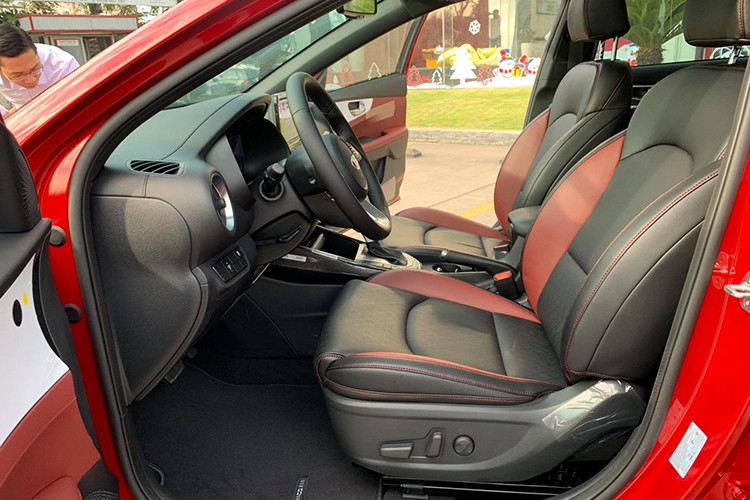 Cerato mới cũng được trang bị hệ thống điều hòa tự động hai vùng độc lập, cửa gió hàng ghế phía sau, cốp sau đóng mở điện. Nội thất xe được thiết kế riêng cho từng phiên bản gồm các màu đen, xám và đỏ phối đen.