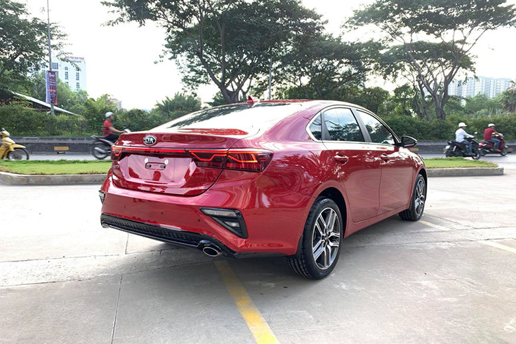 Kiểu dáng “Fastback” của xe được lấy cảm hứng từ Kia Stinger được thể hiện trên Kia All-New Cerato với phần capo được thiết kế dài hơn cùng các đường gân dập nổi chạy dọc thân xe, tạo nên một tổng thể thân xe cân đối và hài hòa, cùng phần đuôi xe được vuốt từ nóc xuống cốp sau mang đem lại vẻ trẻ trung và cá tính.