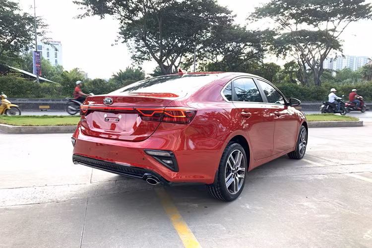Kiểu dáng “Fastback” của xe được lấy cảm hứng từ Kia Stinger được thể hiện trên Kia All-New Cerato với phần capo được thiết kế dài hơn cùng các đường gân dập nổi chạy dọc thân xe, tạo nên một tổng thể thân xe cân đối và hài hòa, cùng phần đuôi xe được vuốt từ nóc xuống cốp sau mang đem lại vẻ trẻ trung và cá tính.