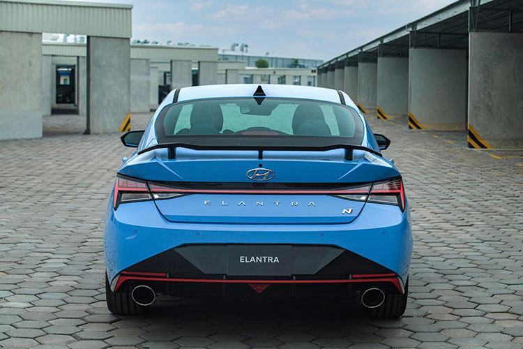 Phía sau là cánh lướt gió 3 chấu trên nắp cốp và bộ khuyếch tán gió đặt dưới. Bộ cản quanh xe được sơn khác màu, đi kèm la-zăng hợp kim siêu nhẹ kích cỡ 19 inch.