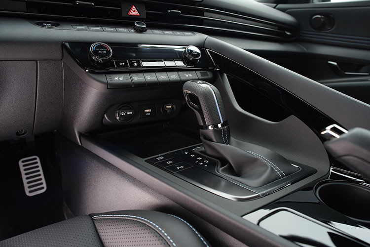 Các tiện ích khác như; bảng đồng hồ kỹ thuật số 10,25 inch, chìa khóa thông minh với tính năng nổ máy từ xa, sạc không dây, cốp điều khiển từ xa thông minh, cảm biến đèn và gạt mưa tự động, cửa sổ trời, 8 loa Bose kèm ampli rời…