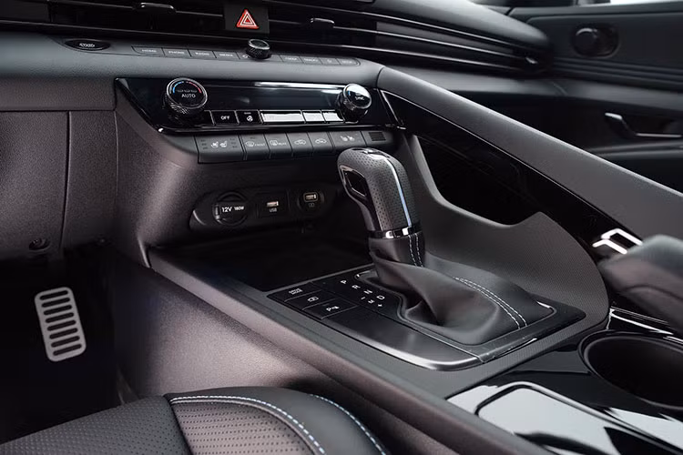 Các tiện ích khác như; bảng đồng hồ kỹ thuật số 10,25 inch, chìa khóa thông minh với tính năng nổ máy từ xa, sạc không dây, cốp điều khiển từ xa thông minh, cảm biến đèn và gạt mưa tự động, cửa sổ trời, 8 loa Bose kèm ampli rời…