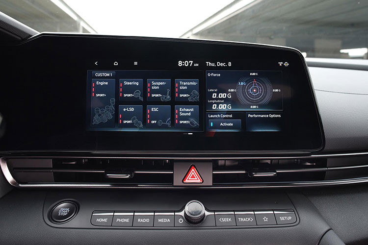 Người lái có thể tùy chỉnh các điều kiện, chế độ lái khác nhau như độ nặng nhẹ vô-lăng, khả năng phản hồi của động cơ, độ cứng của hệ thống treo… theo từng nhu cầu vận hành cụ thể. Các trang bị tiện nghi đáng chú ý của Hyundai Elantra N gồm ghế bọc da, ghế lái chỉnh điện 10 hướng, sưởi/làm mát ghế, màn hình giải trí 10,25 inch hỗ trợ Apple Carplay/ Android Auto,...