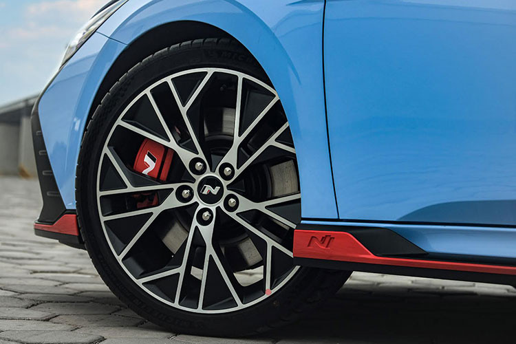 Giống như mọi mẫu xe N hiệu suất cao khác, Elantra N được thiết kế và chế tạo tại Trung tâm R&amp;D Hyundai Motor Namyang. Trong suốt quá trình phát triển, chúng được thử nghiệm tại Nürburgring ở Đức, một trong những đường đua khắt khe nhất thế giới.