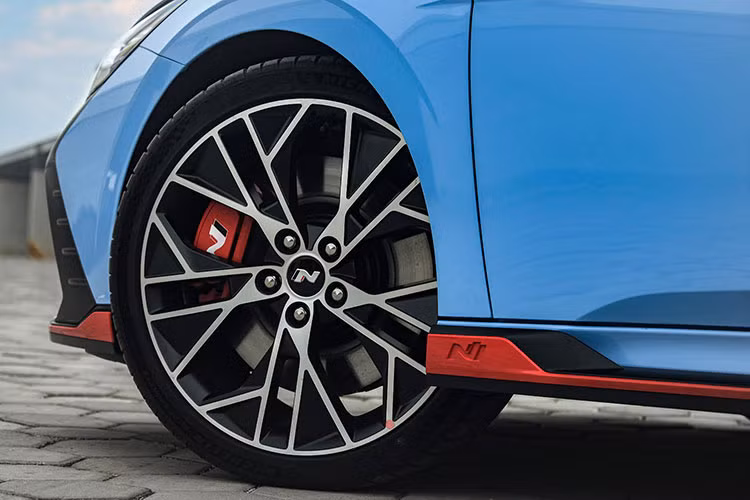 Giống như mọi mẫu xe N hiệu suất cao khác, Elantra N được thiết kế và chế tạo tại Trung tâm R&amp;D Hyundai Motor Namyang. Trong suốt quá trình phát triển, chúng được thử nghiệm tại Nürburgring ở Đức, một trong những đường đua khắt khe nhất thế giới.