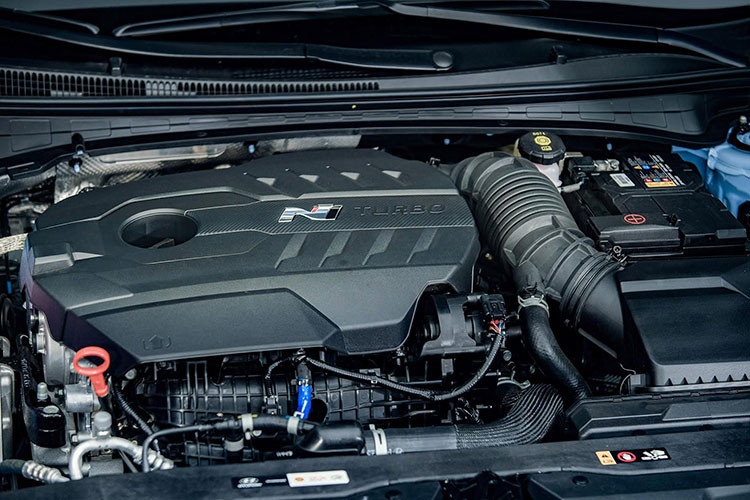 Elantra N được trang bị động cơ tăng áp 2.0L I4 T-GDi với tuabin đường kính 52 mm, diện tích ống tuabin 12,5 mm2 . Khối động cơ này được tối ưu hóa hình dạng và vật liệu, gia tăng hiệu suất và độ bền giúp công suất tối đa đạt 276 mã lực từ 5.500-6.000 vòng/phút, mô-men xoắn cực đại 392 Nm từ 2.100-4.700 vòng/phút. 