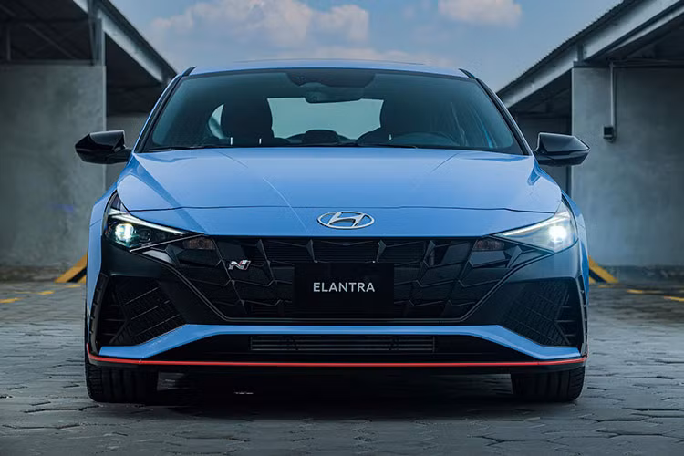 Về ngoại thất, Hyundai Elantra N hiệu suất cao được bổ sung các chi tiết giúp tăng cường tính khí động học. Cản trước có thiết kế mới theo hướng thể thao hơn.