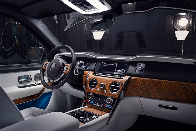 Ghế lái của xe có tính năng sưởi và thông khí để đảm bảo cảm giác thoải mái nhất cho người lái, bảng đồng hồ kỹ thuật số thế hệ mới nhất và vô lăng bọc da/ốp gỗ hàng hiệu dày dặn và nhỏ hơn Phantom. Trong khi đó, trên mặt táp-lô lần đầu tiên xuất hiện màn hình cảm ứng trung tâm dành cho hệ thống thông tin giải trí.