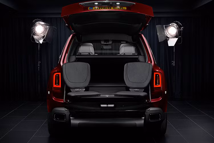 Về động cơ, Rolls-Royce Cullinan được trang bị "trái tim" V12, tăng áp kép, dung tích 6.75 lít, sản sinh công suất tối đa 563 mã lực và mô-men xoắn cực đại 850 Nm tại vòng tua máy 1.600 vòng/phút. Động cơ của Rolls-Royce Cullinan được trang bị hộp số tự động ZF 8 cấp, hệ dẫn động 4 bánh toàn thời gian và đánh lái 4 bánh hoàn toàn mới.