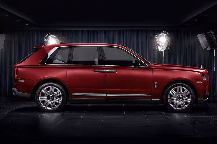 Như vậy, mức giá bán Rolls-Royce Cullinan khi đến Hương Cảng cũng ngang ngửa với giá bán tại Thái Lan hay Singapore nhưng lại kém hơn 20 tỷ đồng so với giá Rolls-Royce Cullinan bản tiêu chuẩn tại thị trường Việt Nam. Cần phải nói thêm, hiện chưa có chiếc Rolls-Royce Cullinan nào xuất hiện tại dải đất hình chữ S.