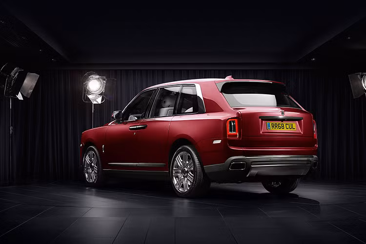 Rolls-Royce Cullinan tại thị trường Hồng Kông có tất cả 2 phiên bản là 5 chỗ ngồi và bản 4 chỗ ngồi với 2 hàng ghế sau thương gia mang option Individual Seat. Chưa hết, hãng xe siêu sang Anh quốc còn mang đến tuỳ chọn View Suite với bộ ghế ngồi phía sau khoang hành lý.