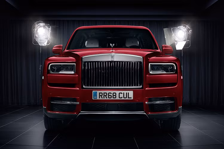 Rolls-Royce Motor Cars Hồng Kông hiện đã cho các khách hàng tại đây đặt cọc mua SUV siêu sang Cullinan, dự kiến, chiếc đầu tiên sẽ được giao hàng cho chủ nhân nhanh nhất vào cuối quý I năm 2019.