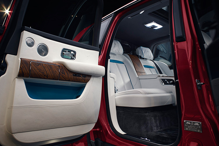 Ngoài các trang bị đắt tiền được thương hiệu xe sang Anh quốc đầu tư, các tính năng an toàn của xe cũng cực kỳ hiện đại gồm: hệ thống nhìn đêm với tính năng phát hiện thú vật hoặc người đi bộ băng qua đường, cảnh báo người lái mất tập trung, 4 camera cho tầm nhìn bao quanh xe,...