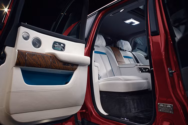 Ngoài các trang bị đắt tiền được thương hiệu xe sang Anh quốc đầu tư, các tính năng an toàn của xe cũng cực kỳ hiện đại gồm: hệ thống nhìn đêm với tính năng phát hiện thú vật hoặc người đi bộ băng qua đường, cảnh báo người lái mất tập trung, 4 camera cho tầm nhìn bao quanh xe,...