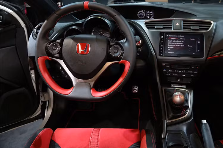 Những bộ phận cơ khí như động cơ, hệ thống treo và hộp số của chiếc Civic Type R bán tải vẫn được giữ nguyên như cũ. Như vậy, chiếc xe bán tải này vãn là động cơ xăng VTEC 4 xi-lanh, tăng áp, dung tích 2.0 lít, sản sinh công suất tối đa 320 mã lực và mô-men xoắn cực đại 400 Nm. Sức mạnh động cơ được truyền tới bánh thông qua hộp số sàn 6 cấp.