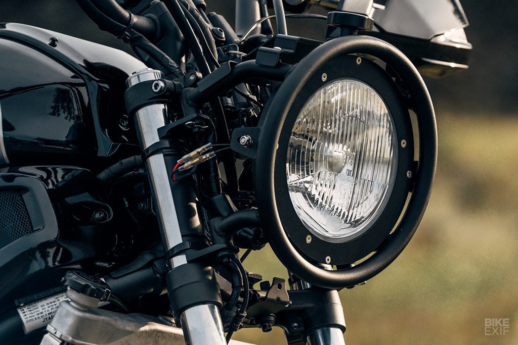 Phần khung phụ phía sau được những người thợ kéo dài để gắn thêm bộ dụng cụ sửa chữa Champion Tool Storage. Dè sau, đèn hậu và báo rẽ cùng biển số đều gắn trên phần khung này. Thay đổi giúp giảm thêm gần 3 kg cho xe.