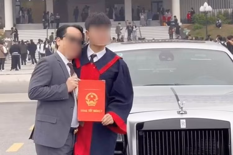 Thuc hu chuyen dai gia Phu Tho tang Rolls-Royce Ghost lam qua tot nghiep