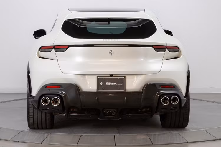 Dù mang kiểu dáng SUV, Ferrari Purosangue vẫn được thiết kế với những đường nét cắt xẻ nhằm tối ưu tính khí động học. Ở phía trước, mẫu SUV này thừa hưởng thiết kế từ chiếc SF90 Stradale với cụm đèn hai tầng, lưới tản nhiệt đặt thấp phía dưới cản trước.