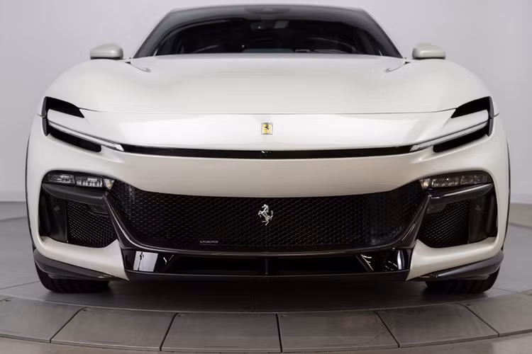 Cung cấp sức mạnh cho Purosangue là khối động cơ xăng V12, dung tích 6.5L, kết hợp với hộp số tự động ly hợp kép 8 cấp của Magna Powertrain. Động cơ này sản sinh công suất 715 mã lực và mô-men xoắn 716 Nm. Nhờ đó, mẫu siêu SUV này chỉ cần 3,3 giây để tăng tốc từ 0-100km và tốc độ tối đa đạt 310 km/h.