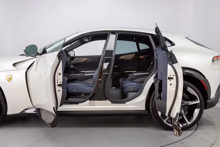 Cửa xe kiểu mở ngược độc đáo, tương tự thiết kế của Rolls-Royce. Bên trong nội thất, mẫu SUV có bảng táp-lô tách biệt 2 bên theo kiểu Dual Cockpit, không có màn hình giải trí cảm ứng trung tâm mà thay bằng hai màn hình riêng biệt dành cho người lái và hành khách.